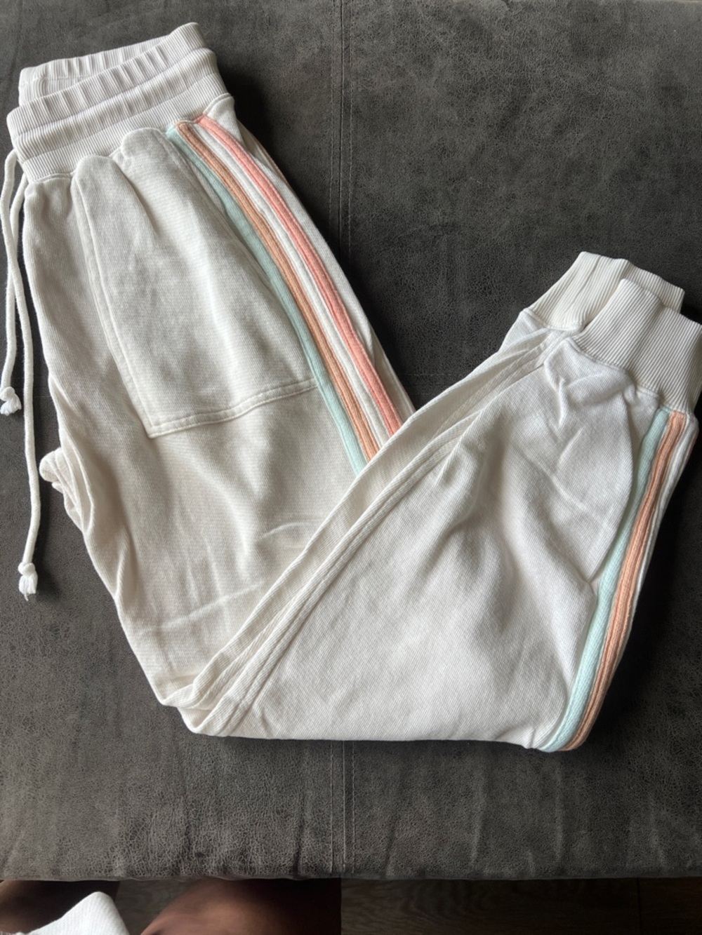 NWOT/ WMNS Faherty Brand Cream joggers Sweatpant. XS